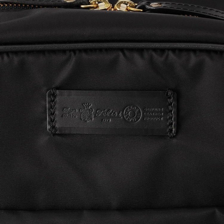 小さなブランドロゴでよりモダンな印象に