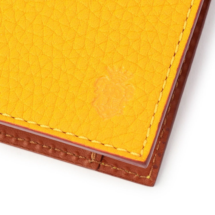 繊細なステッチワークに、コバは切り目磨き仕上げ