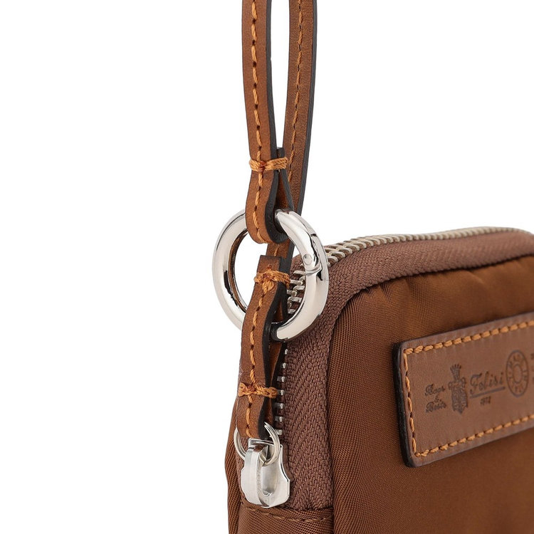 ストラップには丸型カラビナが付属。持ち手が太めのバッグやパンツのベルトループなどに取り付けやすい仕様です。