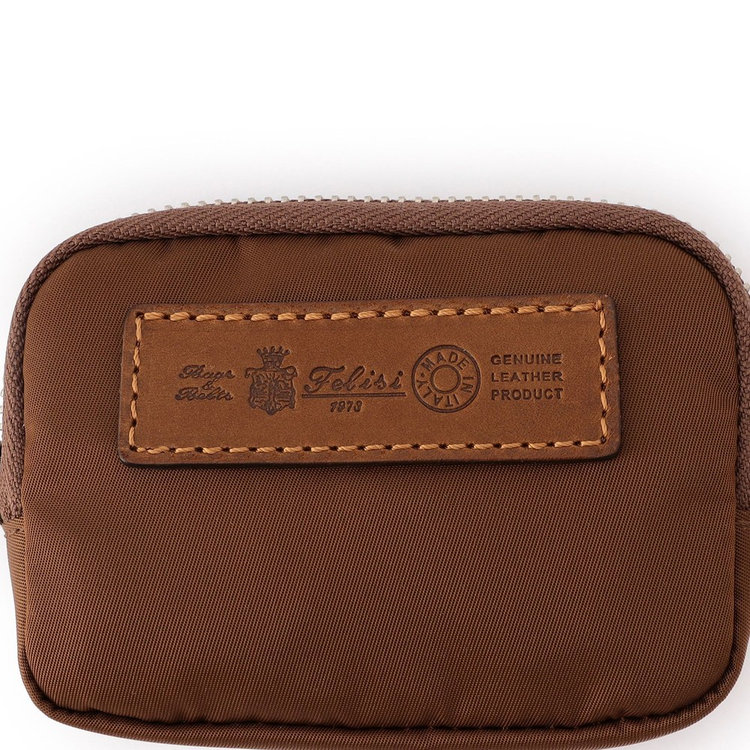 Felisiの代表的なデザインであるイタリアンレザーとナイロンのコンビネーション