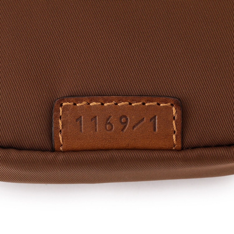 Felisiの代表的なデザインであるイタリアンレザーとナイロンのコンビネーション