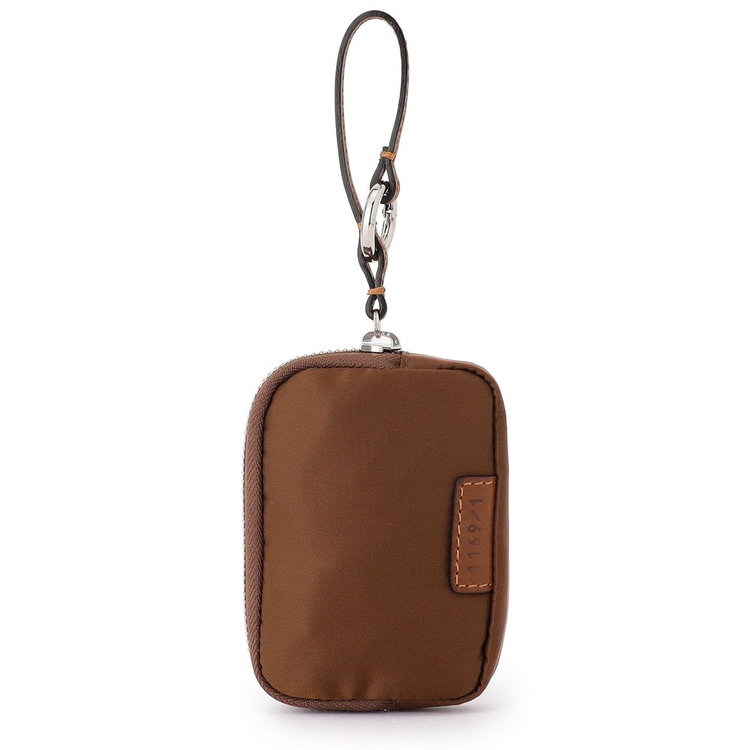 ストラップには丸型カラビナが付属。持ち手が太めのバッグやパンツのベルトループなどに取り付けやすい仕様です。