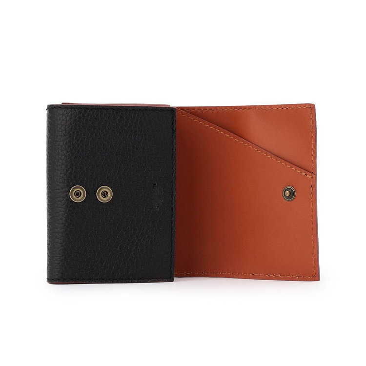 内側は本革で裏張り。見えない部分までも妥協がありません。