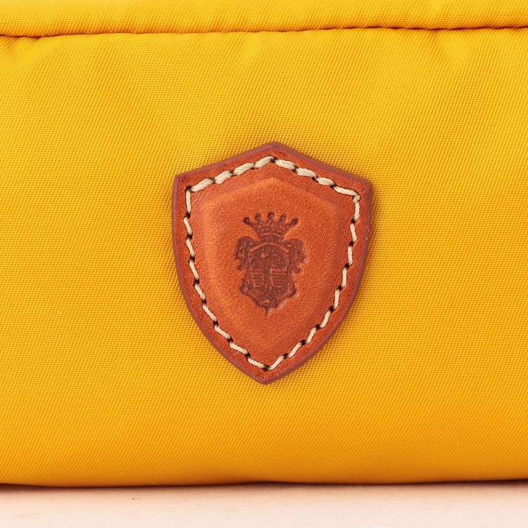 軽さと耐久性、上質さを実現するナイロン×レザーのコンビネーション