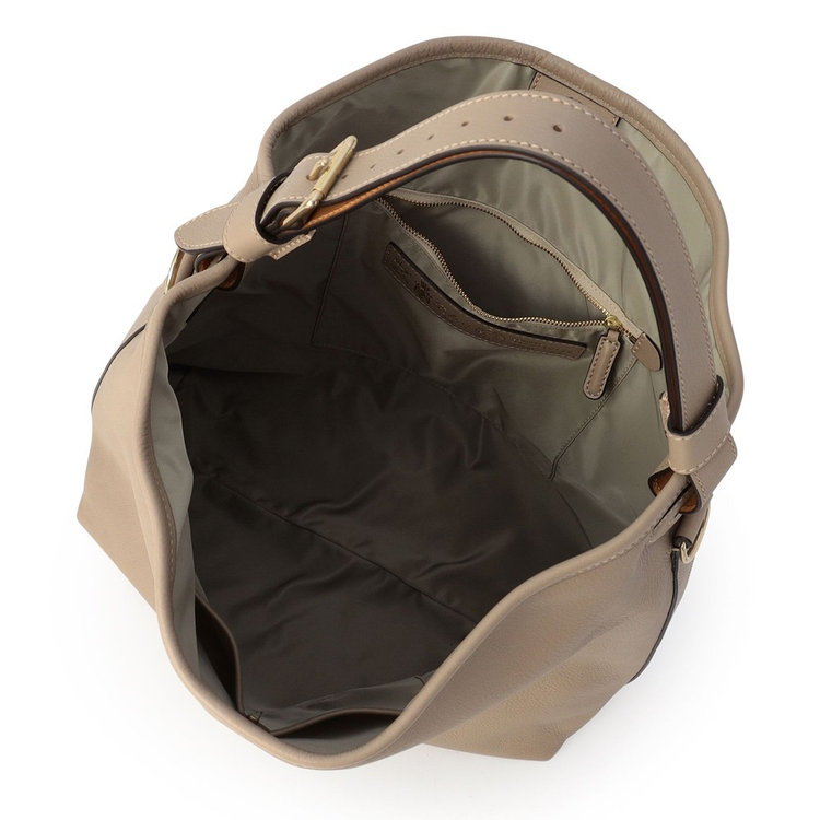 ファスナーポケット×1、サブポケット×2