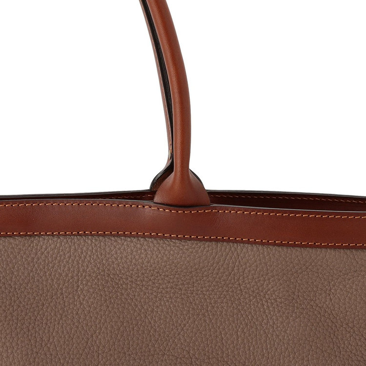 素材にこだわり、シュリンクレザーとバケッタレザーを贅沢に使用