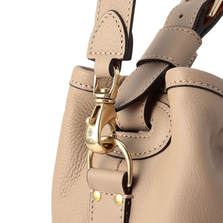 Felisiブランドロゴを刻印したオリジナルブラスパーツ