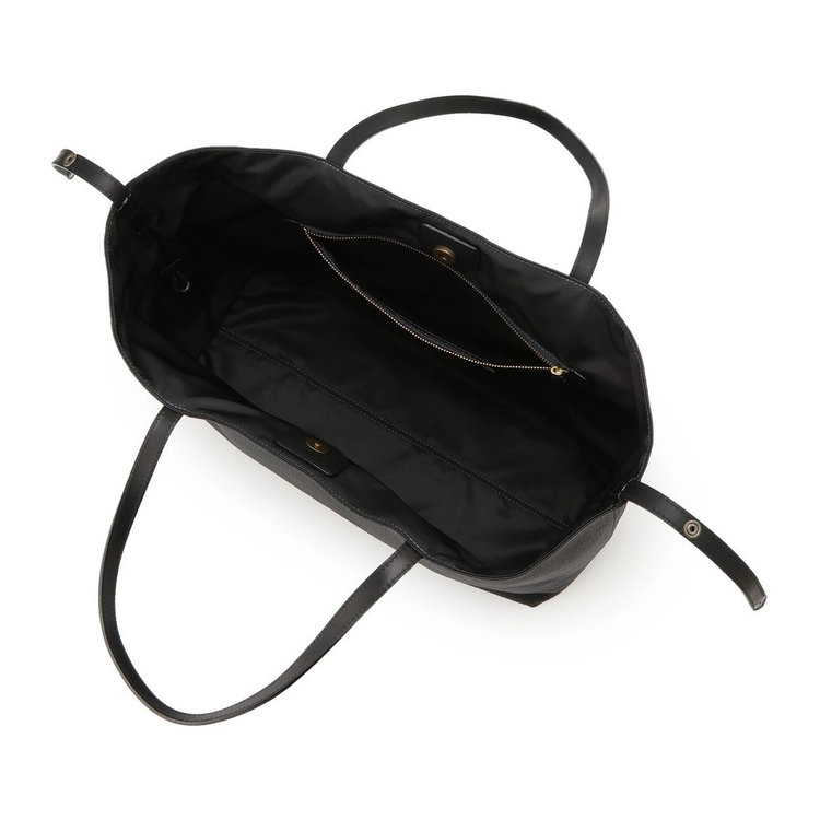 メイン室は開閉しやすいマグネットボタン式。また、シンプルで使いやすい1室タイプです。