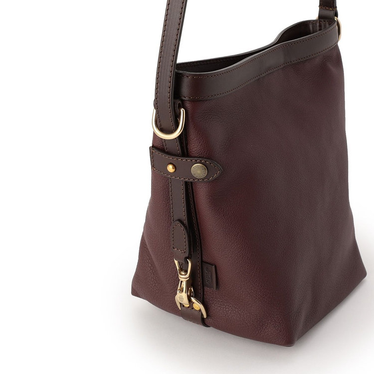 素材にこだわり、シュリンクレザーとバケッタレザーを贅沢に使用