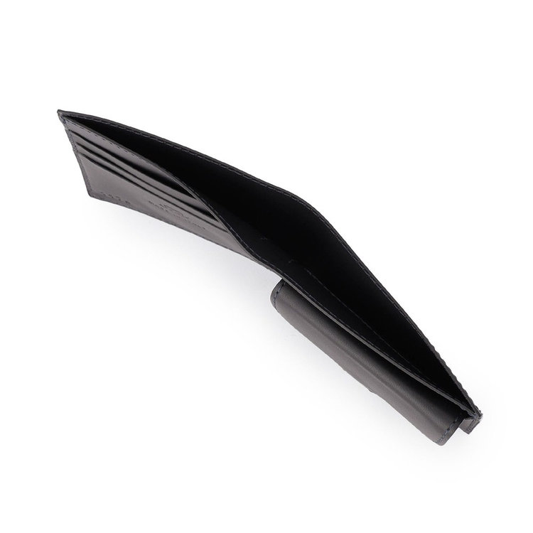 オールインワンタイプの機能性を備えています（フラップ付き小銭入れ、札入れ×1、カードポケット×3）。