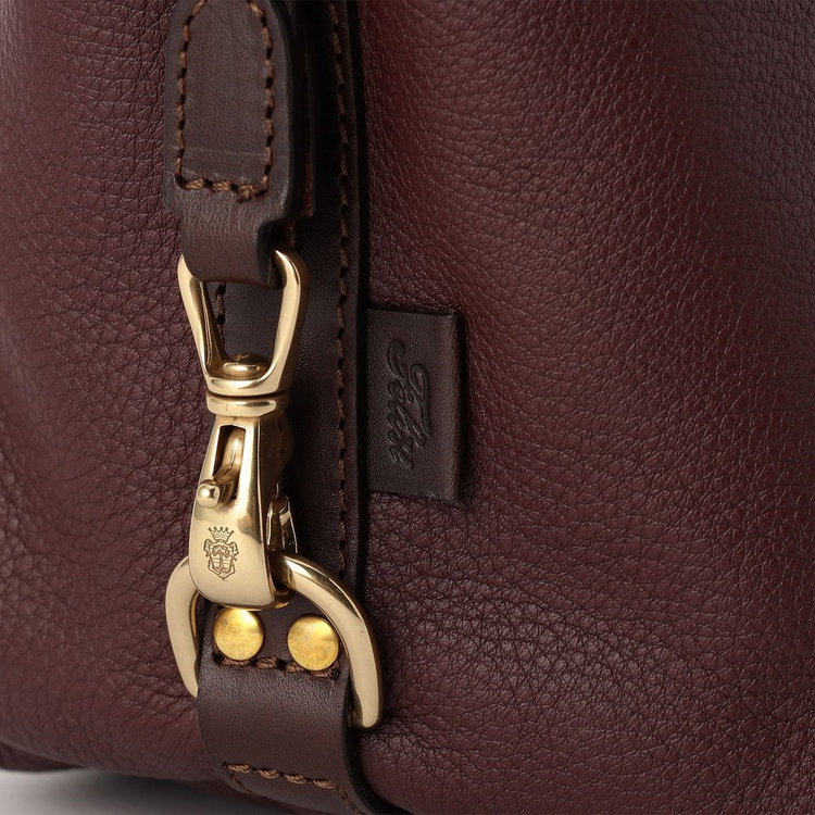 ロゴや紋章もあえて目立たないデザインに