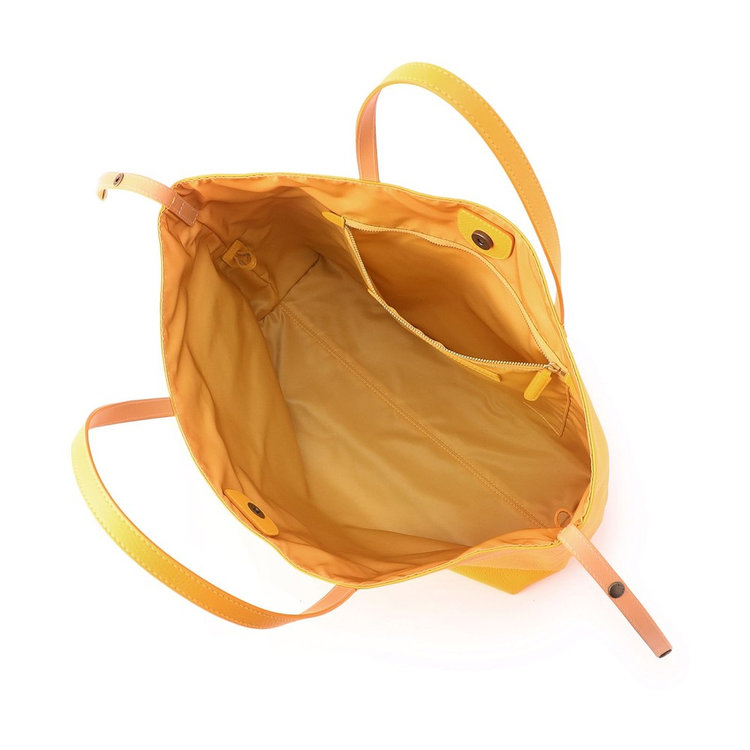 メイン室は開閉しやすいマグネットボタン式。また、シンプルで使いやすい1室タイプです。