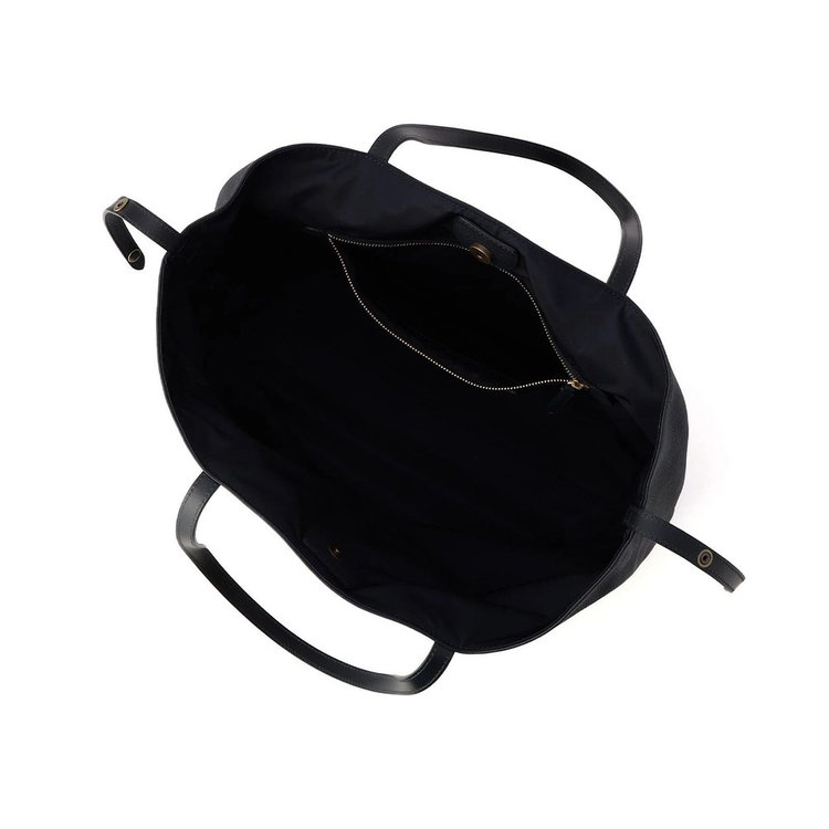 メイン室は開閉しやすいマグネットボタン式。また、シンプルで使いやすい1室タイプです。