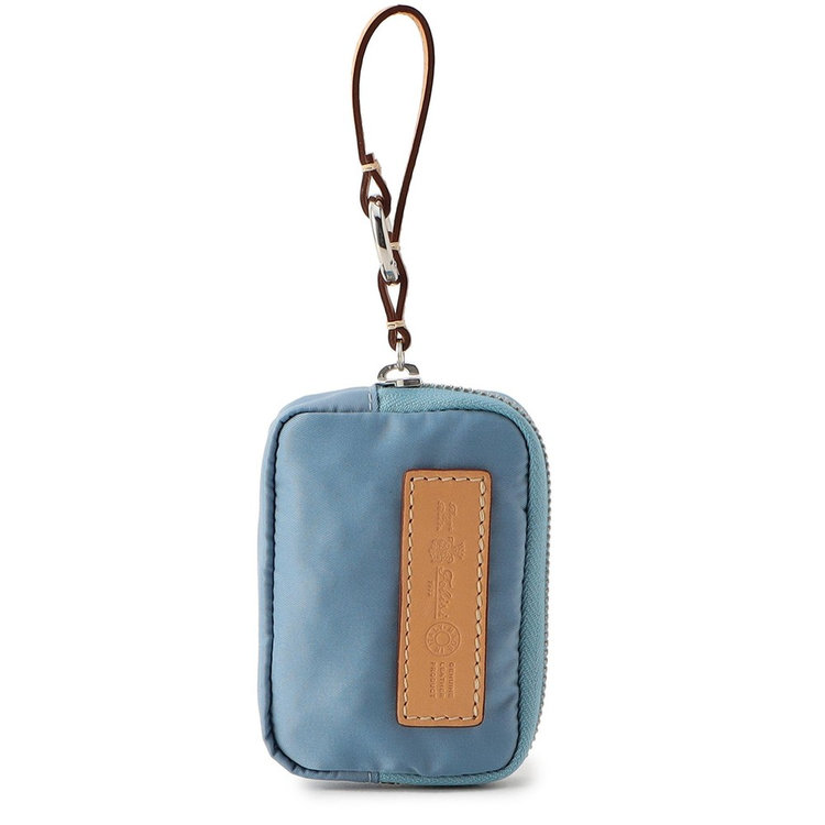 ストラップには丸型カラビナが付属。持ち手が太めのバッグやパンツのベルトループなどに取り付けやすい仕様です。