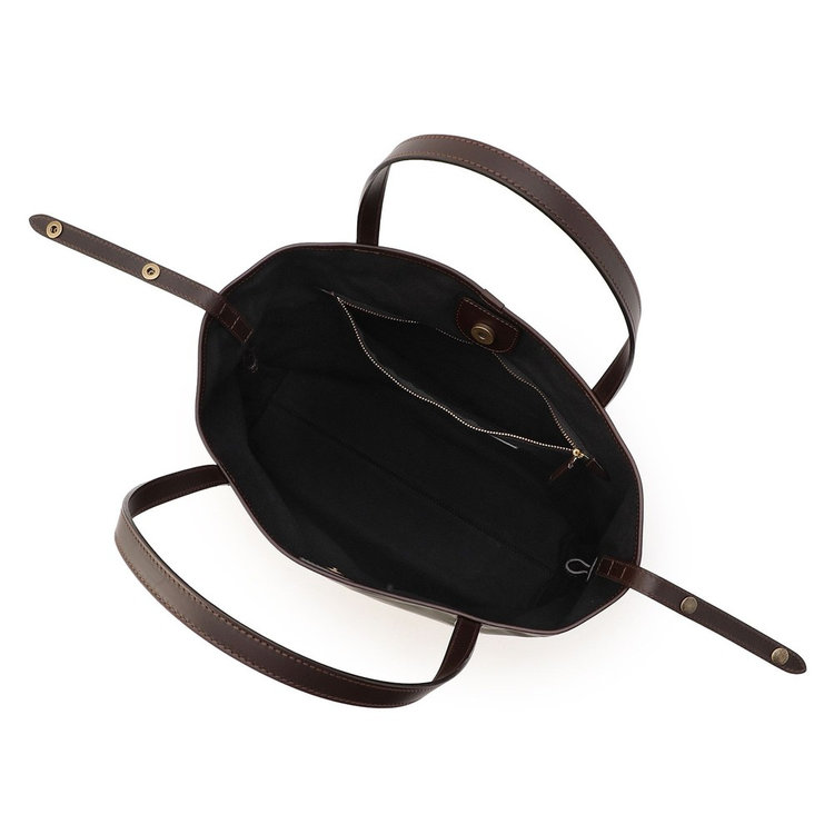 メイン室は開閉しやすいマグネットボタン式。また、シンプルで使いやすい1室タイプです。