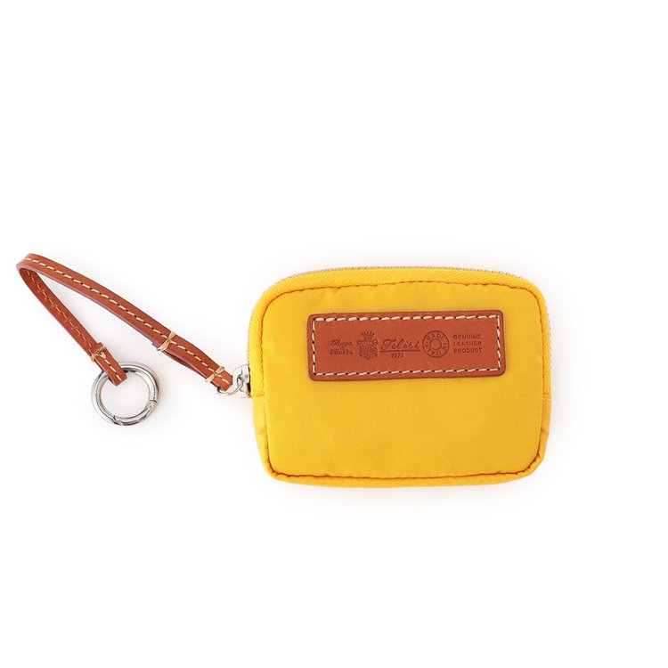 ストラップには丸型カラビナが付属。持ち手が太めのバッグやパンツのベルトループなどに取り付けやすい仕様です。