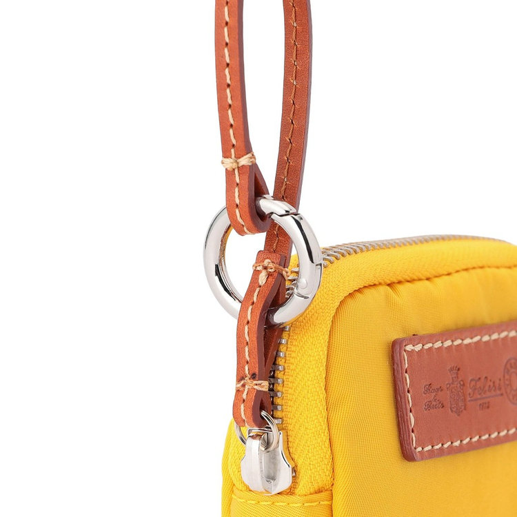 ストラップには丸型カラビナが付属。持ち手が太めのバッグやパンツのベルトループなどに取り付けやすい仕様です。