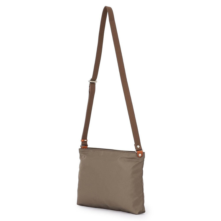 ショルダーストラップ長さ調節可能（約62〜118cm）