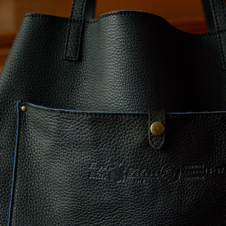 ナチュラルなシボ感と柔らかな風合い、そして軽さに優れたシュリンクレザー〈LD〉。