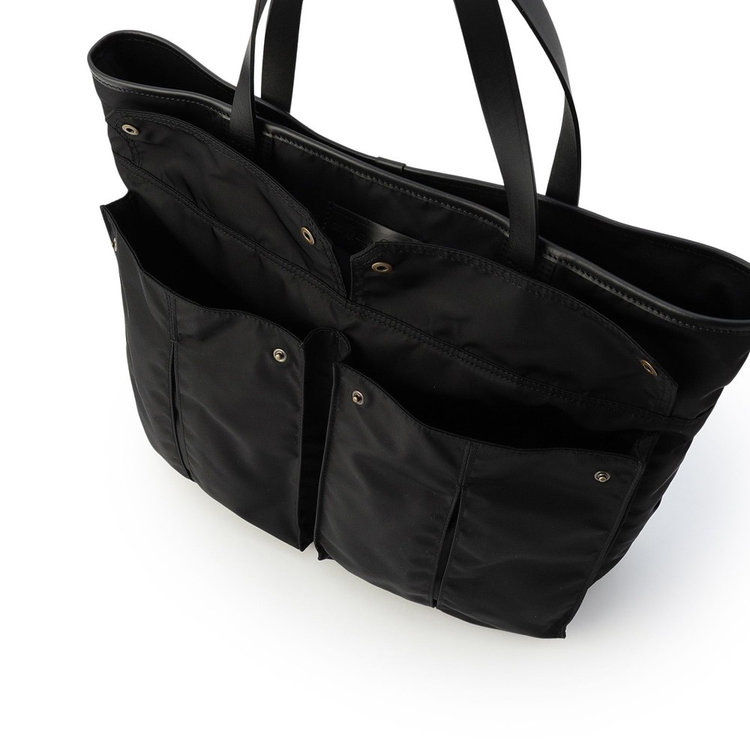 プリーツを取り入れた収納力の高いフロントポケット×2