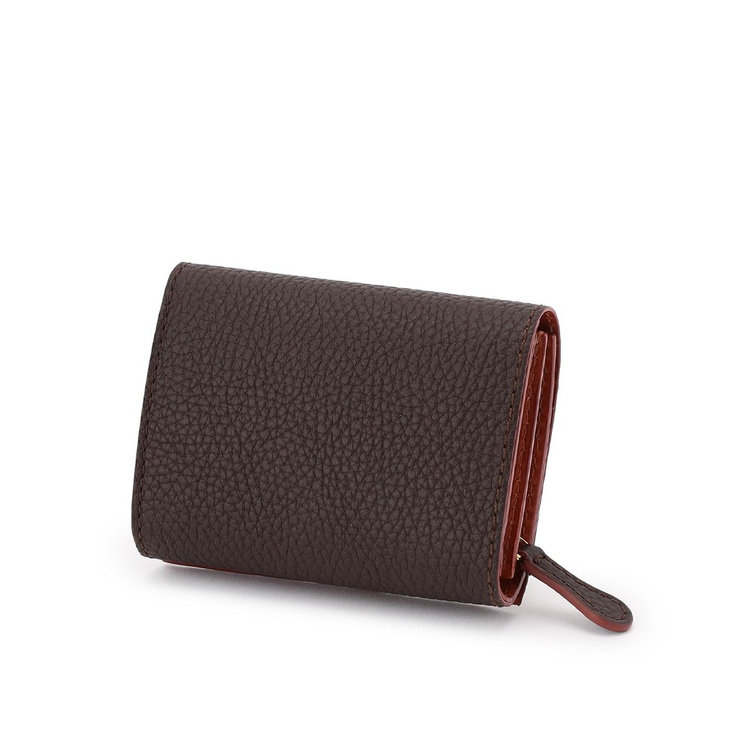 手に馴染みやすい薄マチのコンパクトサイズ