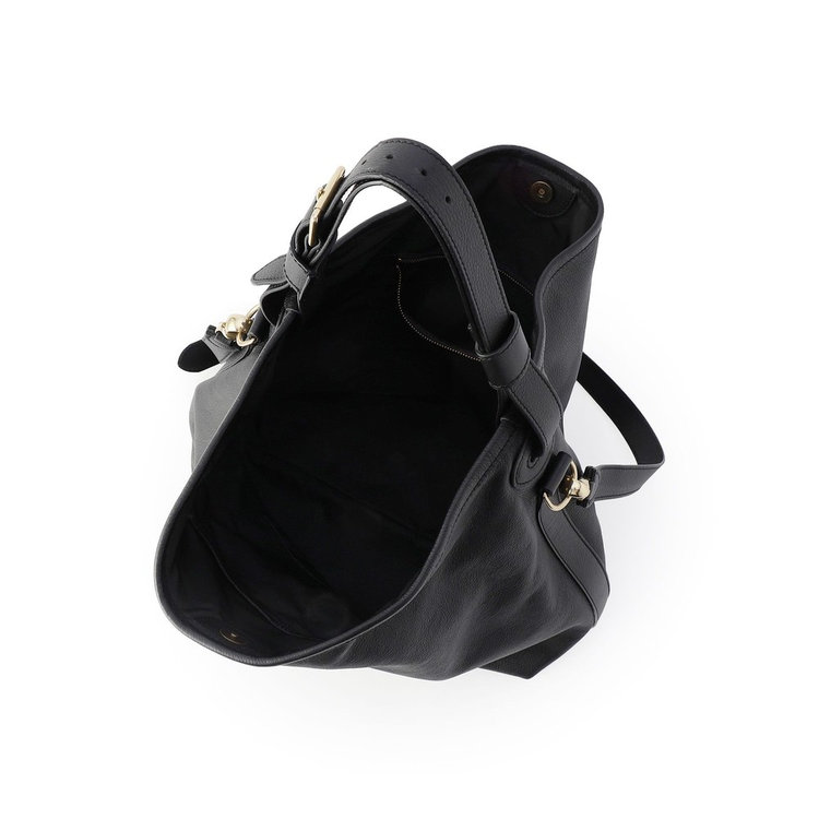 ファスナーポケット×1、サブポケット×2