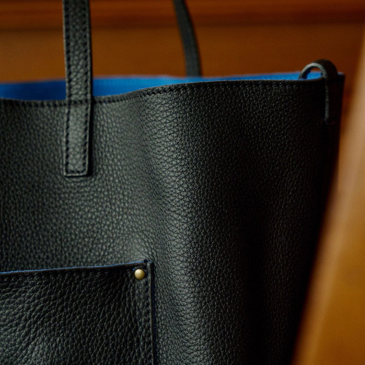 上質素材のしなやかさが生むドレープが、造形をニュアンス豊かに彩ります。