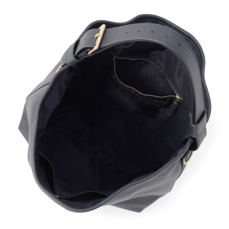 ファスナーポケット×1、サブポケット×2