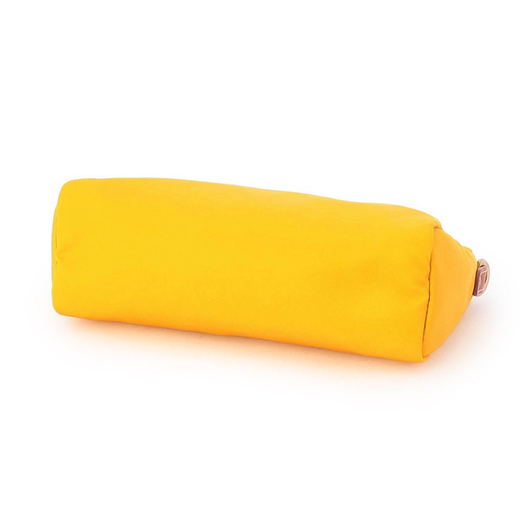 収納力のある幅広マチ