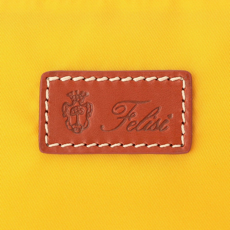 Felisiの代表的なデザインであるイタリアンレザーとナイロンのコンビネーション