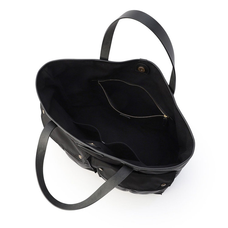 内装：マグネットボタン、ジップ付きポケット×1、フリーポケット×2