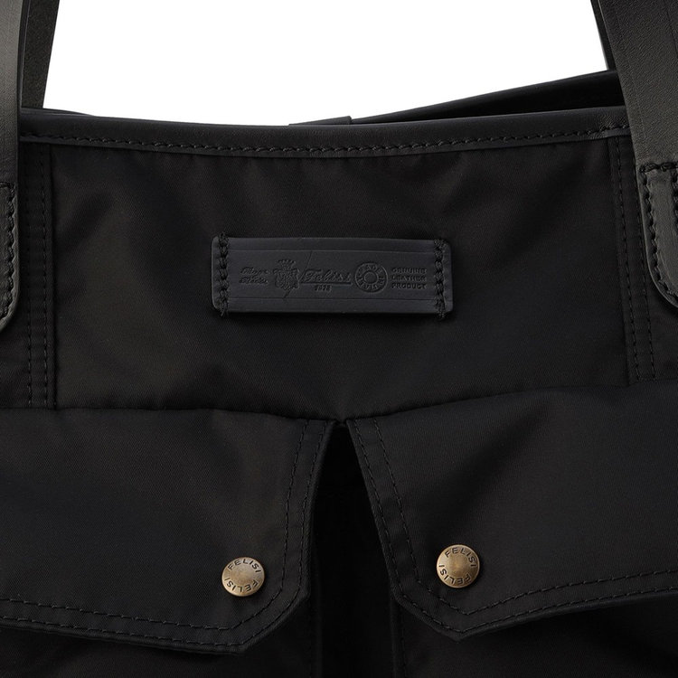 小さなブランドロゴでよりモダンな印象に