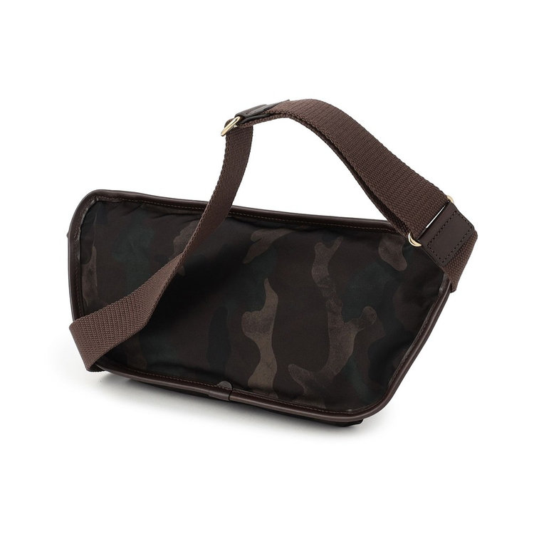 身体への負担を軽減する幅広ショルダーストラップ