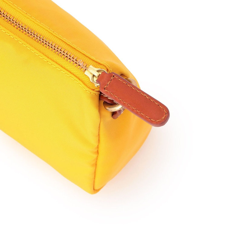 開閉しやすい大きめのジップ引手