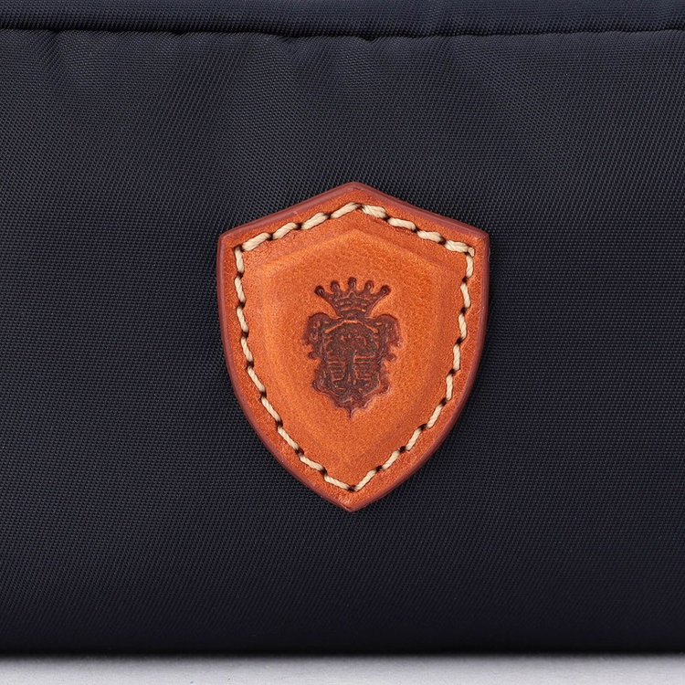 軽さと耐久性、上質さを実現するナイロン×レザーのコンビネーション