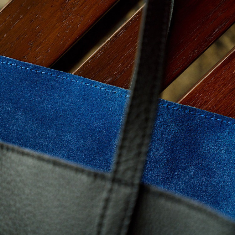 エッジから覗く鮮やかなカラーのスエードが、クリーンなデザインへ新鮮なスパイスを添えています。