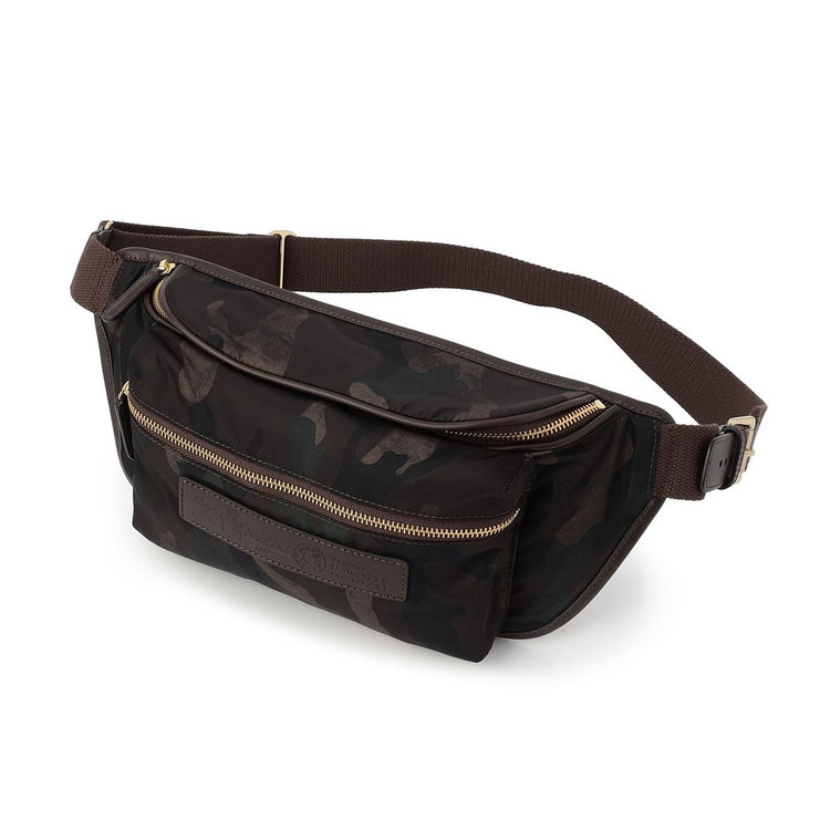 間口を大きく開くことが可能なメイン室のラウンドファスナー