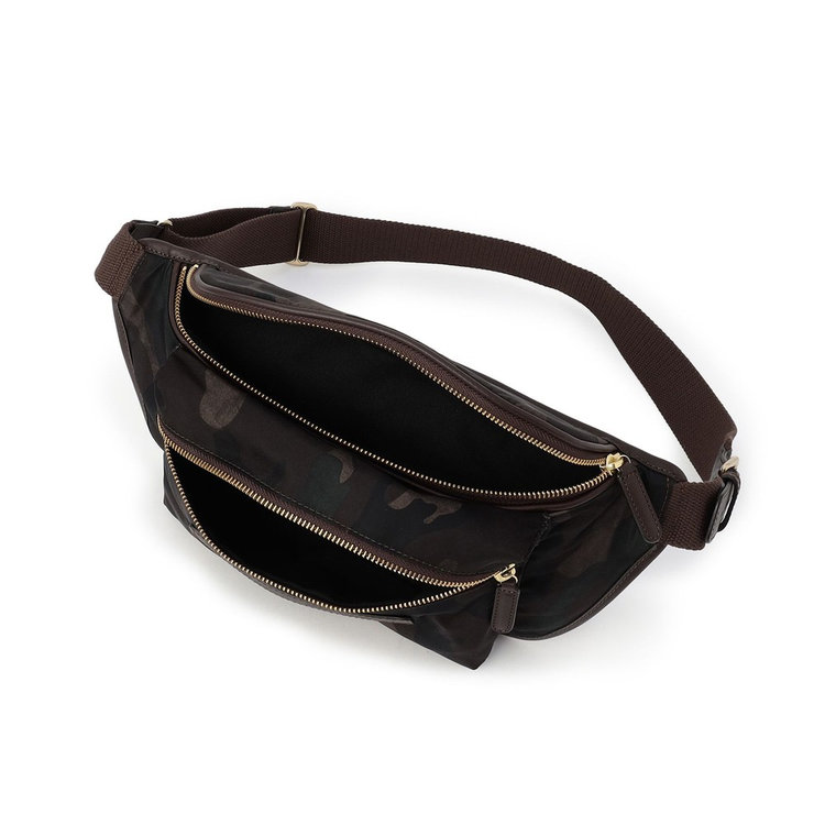 裏地は傷の目立ちづらいブラックキャンバス