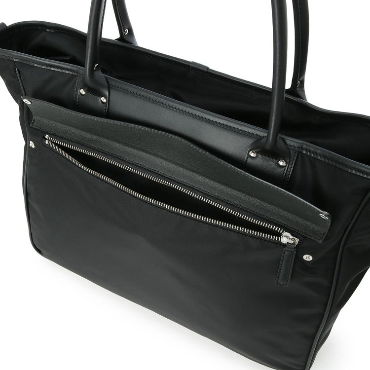 取り出し頻度が高くなるジップ付きフロントポケットには、スナップボタンで開閉するレザーフラップが付属