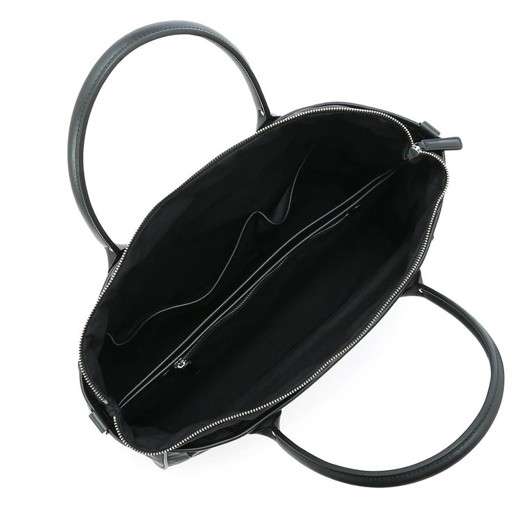 内側は3室構造。中央に仕切りの役割も担うポケットが備わり、そのほかフリーポケットが3つ付属した充実の収納