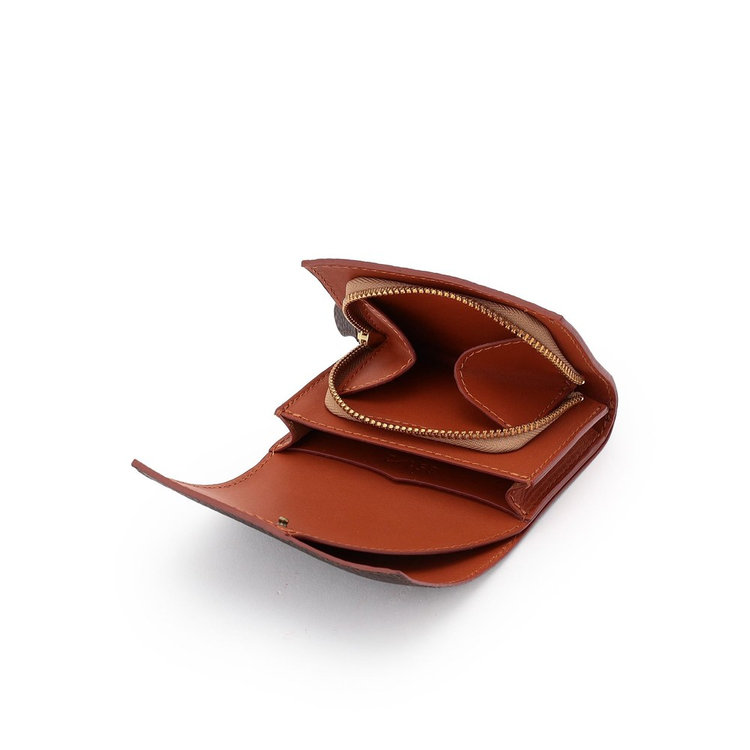 内側は本革で裏張り。見えない部分までも妥協がありません。