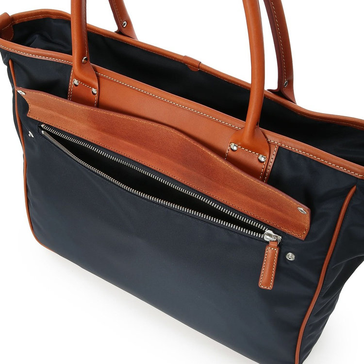 取り出し頻度が高くなるジップ付きフロントポケットには、スナップボタンで開閉するレザーフラップが付属