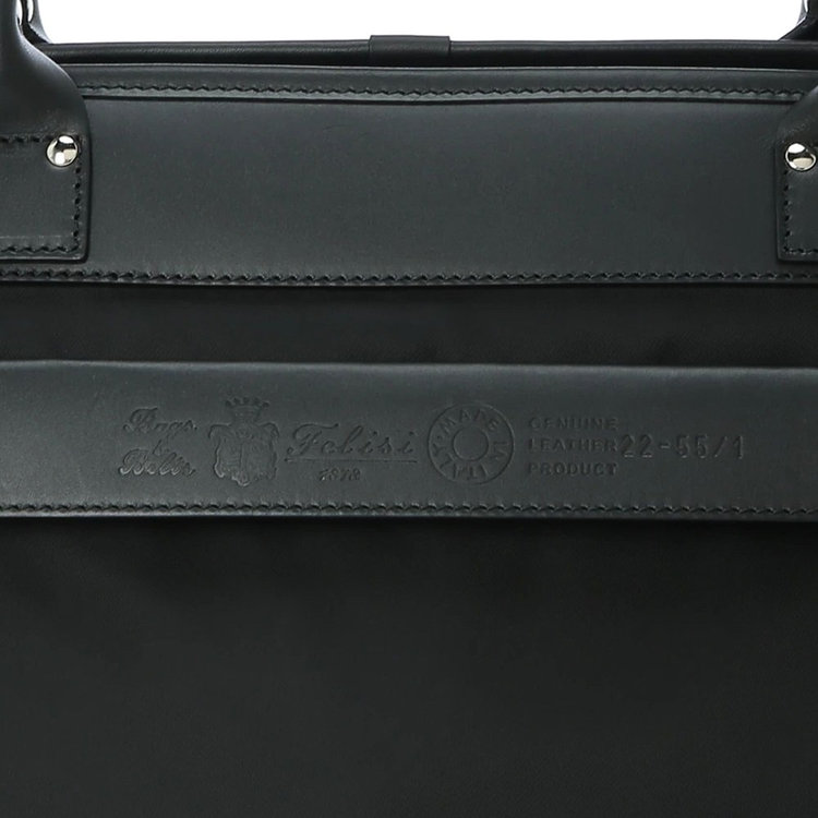 Felisiを象徴するイタリア製ナイロンとバケッタレザーのコンビネーション