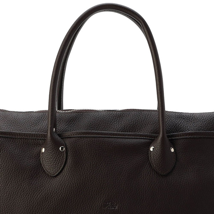 容量によって高さをつけることが可能なファスナー付き収納部