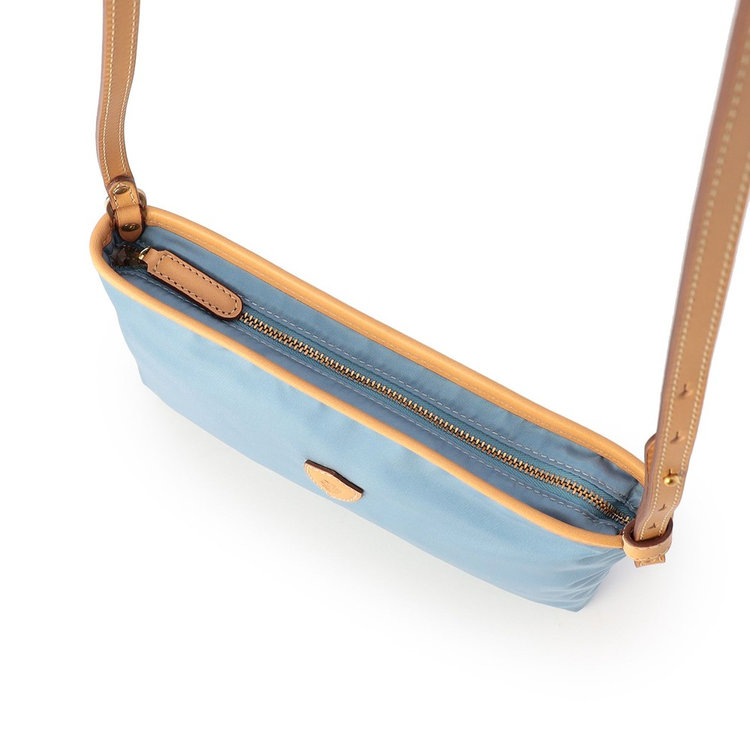 取り出し口はジップ仕様。ギボシの留め外しで長さ調節いただけます。