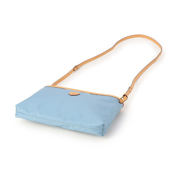 薄マチでコンパクトながら程よく広い幅を確保