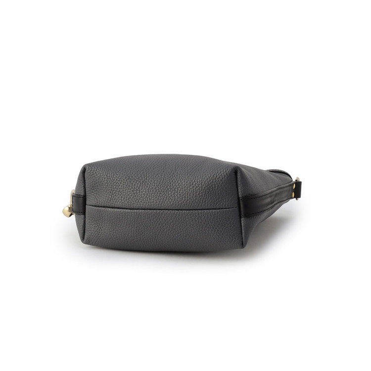 小ぶりながら程よい広さのマチ幅8cm