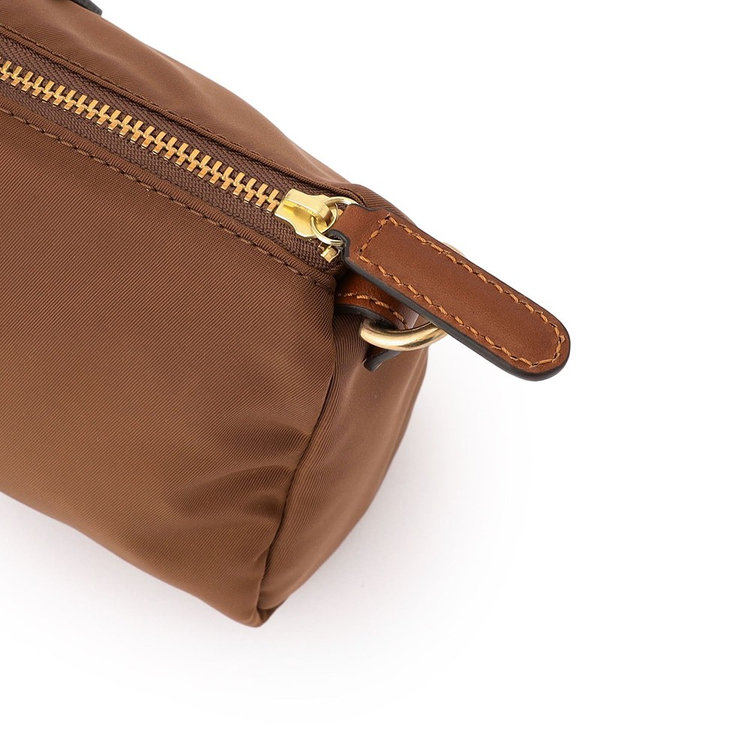 開閉しやすい大きめのジップ引手