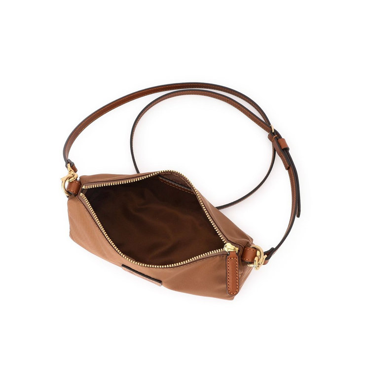 内装はシンプルな1室構造。ジップは面積を広めに取っており、大きく開閉しやすく視認性も良好