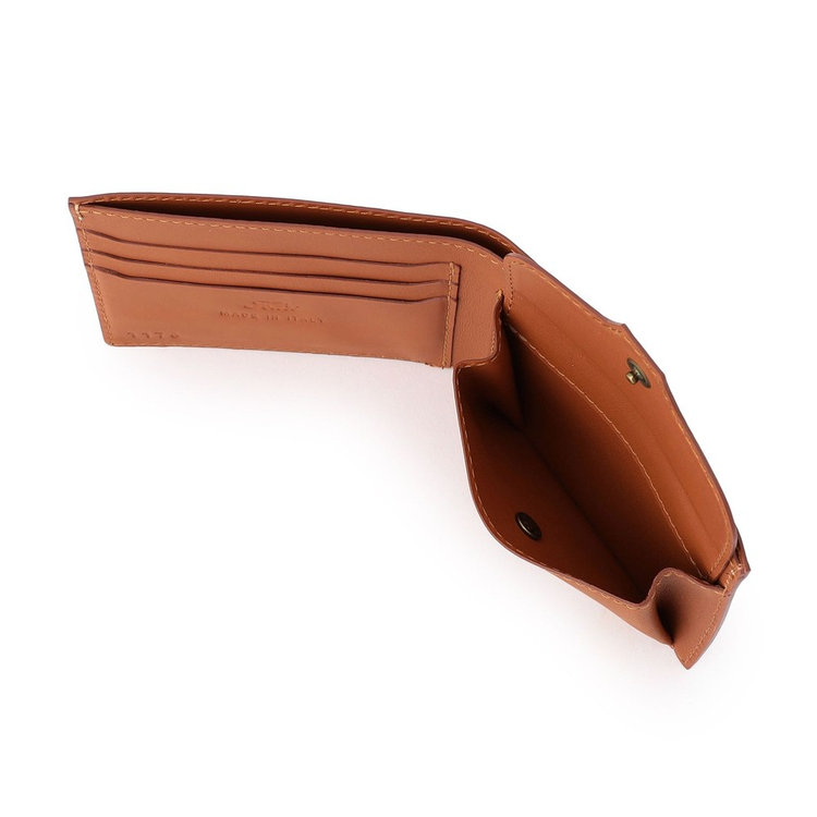 オールインワンタイプの機能性を備えています（フラップ付き小銭入れ、札入れ×1、カードポケット×3）。